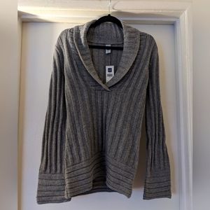 NWT Gap Women's Gray Sweater with plunging neckline, Size Small